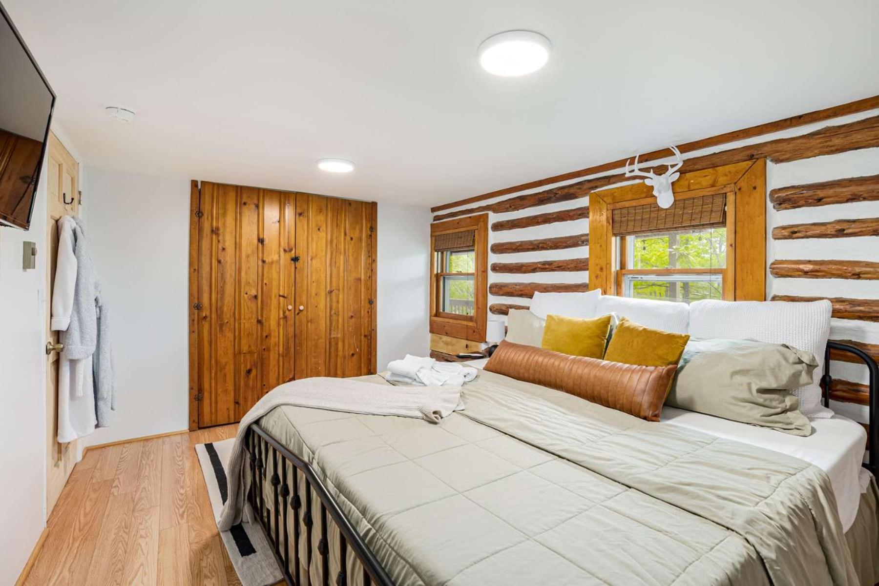 Modernized Log Cabin W Hot Tub Fire Pit & Views Berkeley Springs Bagian luar foto